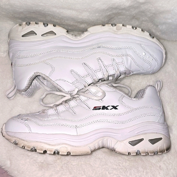 Skechers Energy Timeless Vision - White with Red Accent Athletic Shoes - Picture 3 of 6